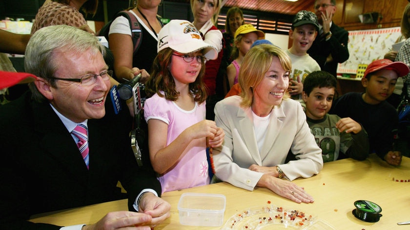Kevin Rudd and Maxine McKew help school children with crafts during a visit to a school in Sydney (File photo).