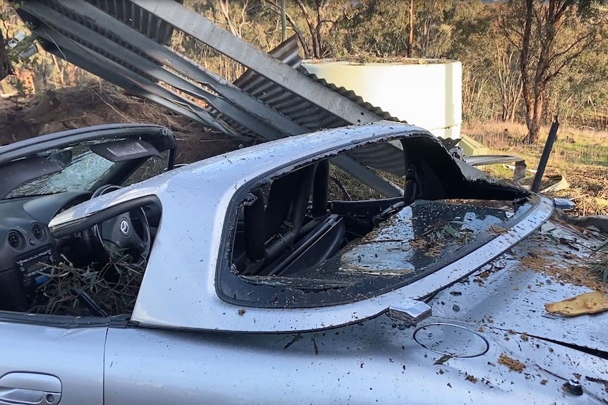 Voiture détruite par une tornade