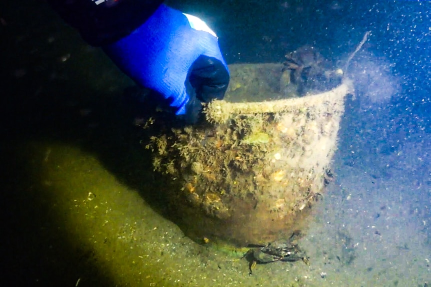 Objects on the wreck may help identify it