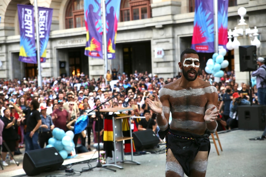 Un danseur autochtone se produit sur scène lors du rassemblement de Perth pour Cassius.