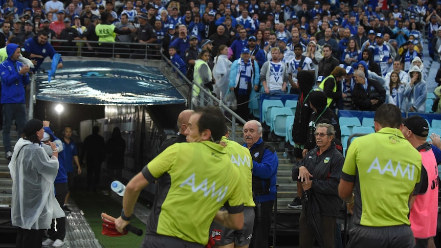 Crowd trouble mars end to Rabbitohs-Bulldogs clash