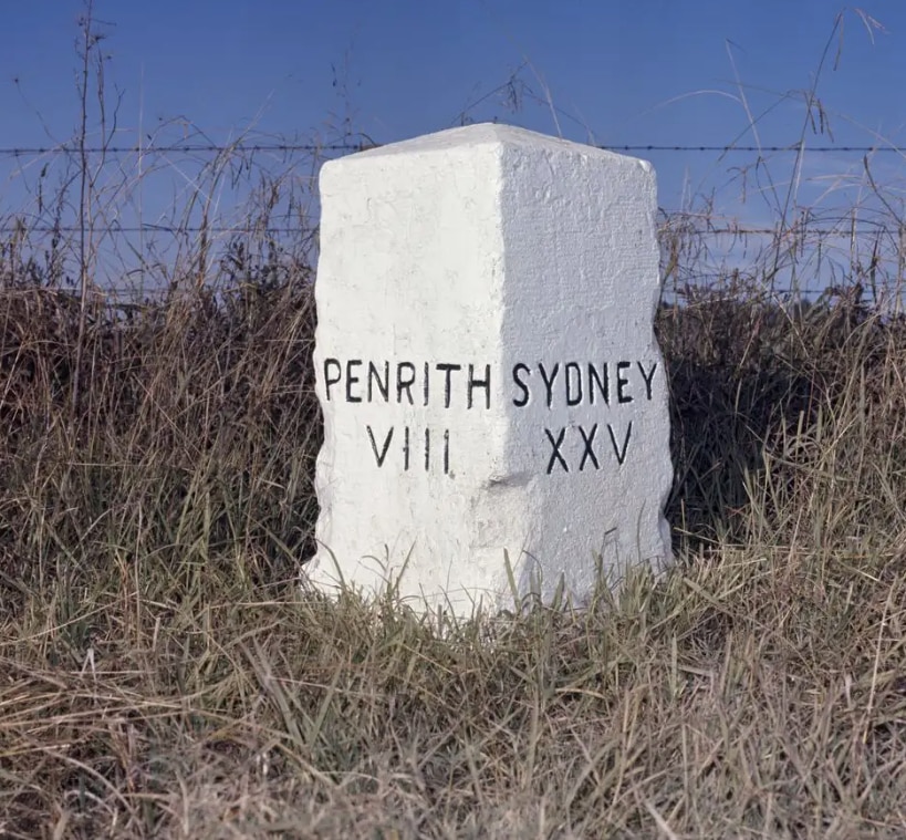 Una foto de archivo antigua de un hito que marca la distancia de Penrith a Sydney.