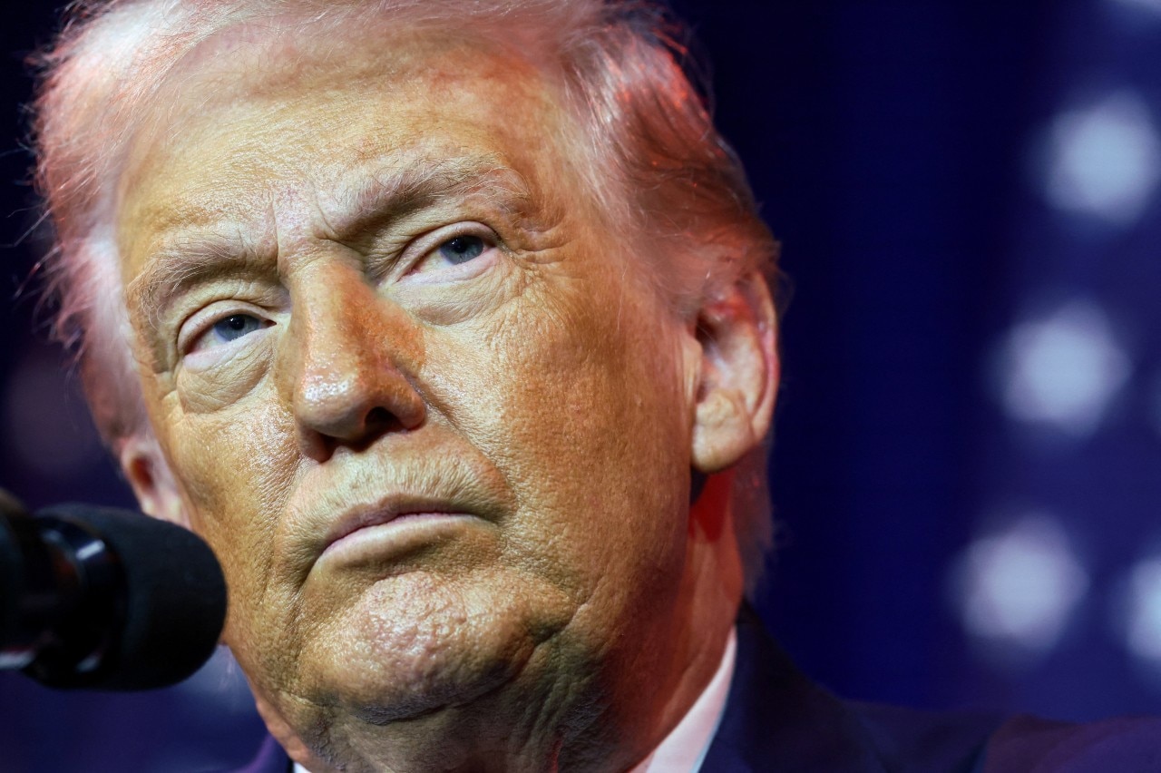 Um homem de terno observa