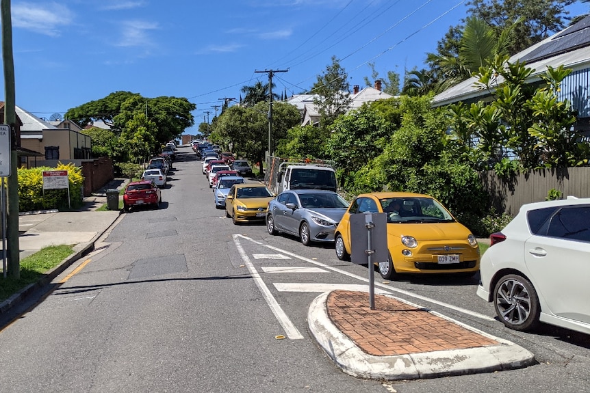 Cars lin up at Dornoch Terrace in Brisbane's West End for a COVID test.