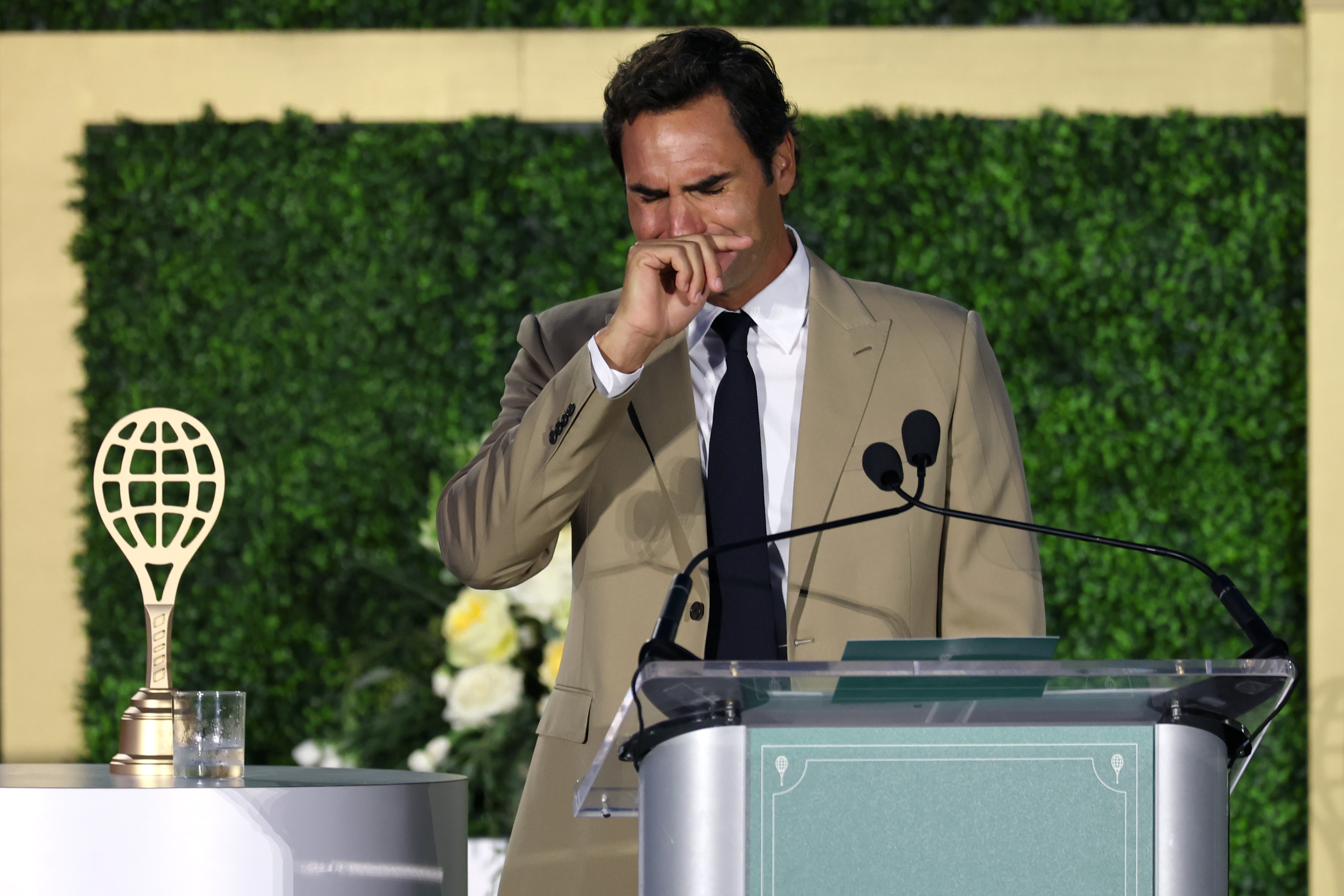 Federer tears up during Tennis Hall of Fame induction