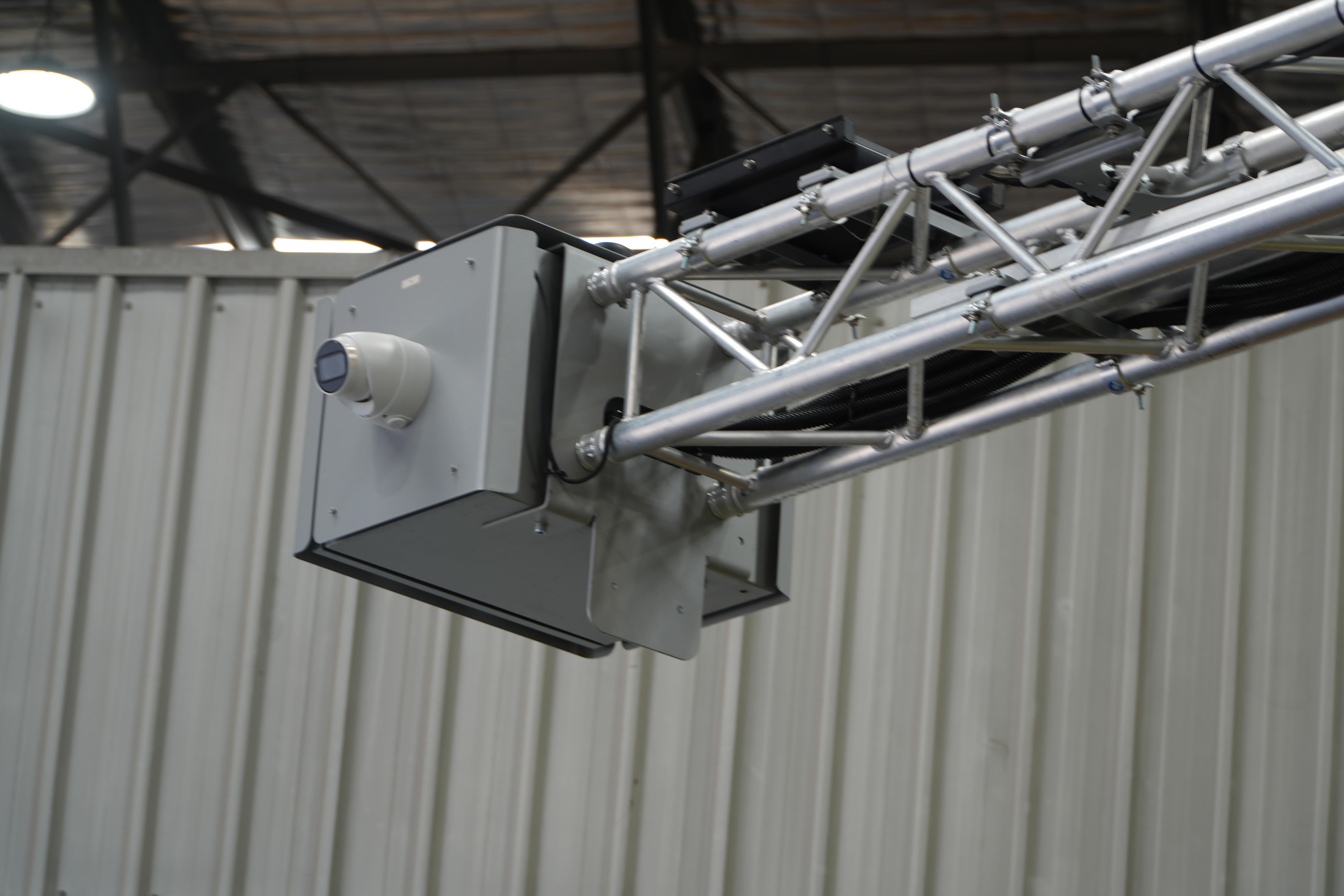 Um close de uma nova câmera de segurança rodoviária na extremidade de um braço de metal.