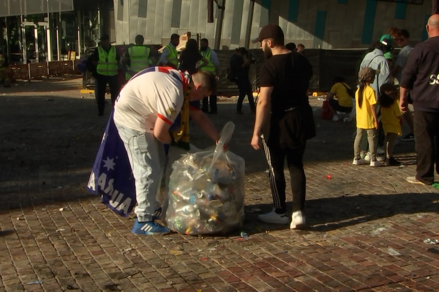 Fans pick up rubbish.