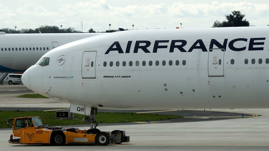 Les pilotes d’Air France suspendus après une bagarre dans le cockpit alors que l’agence d’enquête aérienne appelle à des protocoles de sécurité plus stricts