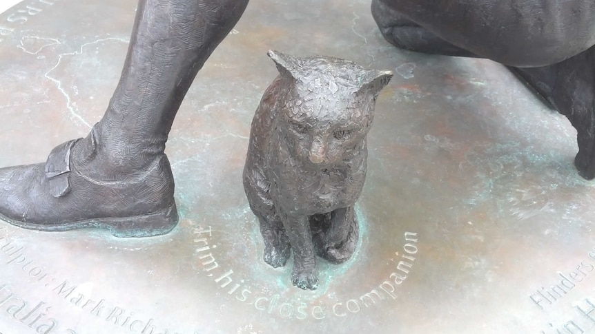 A statue of a cat