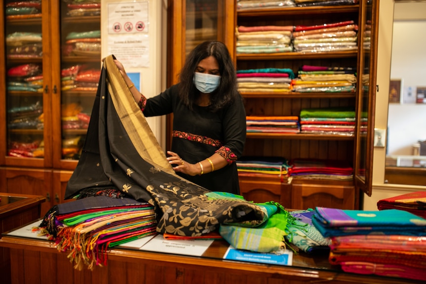 Uma Chandrasekaran avec des saris