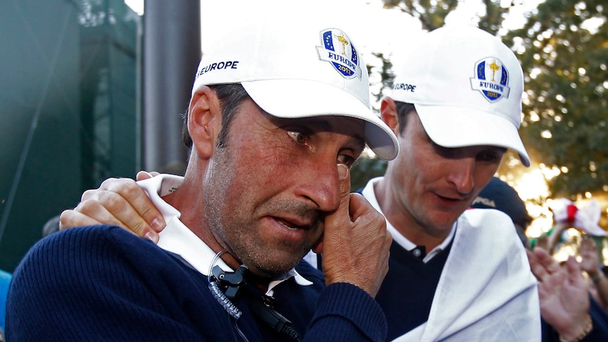 European captain Jose Maria Olazabal (L) with English golfer Justin Rose after Europe won the Ryder Cup.