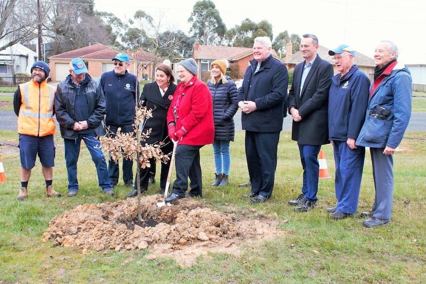 Juliana Addison, Faye Parry, Shaun Leane & others posing for the 2022 tree planting at the Ballarat East Avenue of Honour.