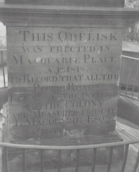Una fotografía en blanco y negro del obelisco en Macquarie Park.