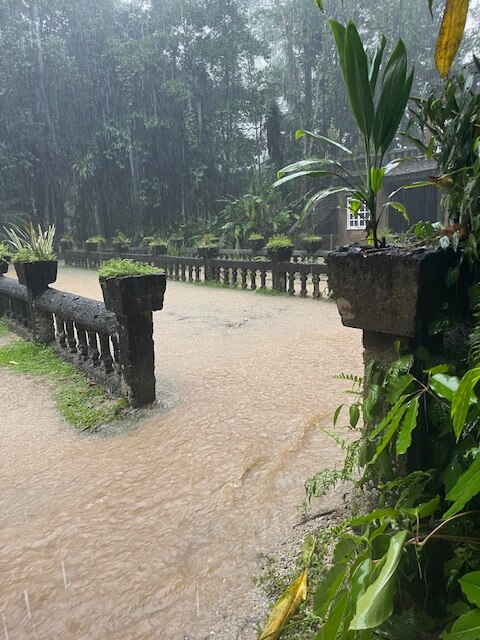 Un castillo bajo una fuerte lluvia torrencial, con agua inundándolo