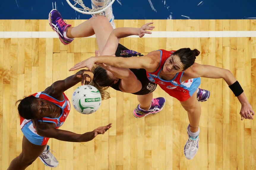 Ellen Halpenny of the Magic competes with Sonia Mkoloma (L) and Sharni Layton