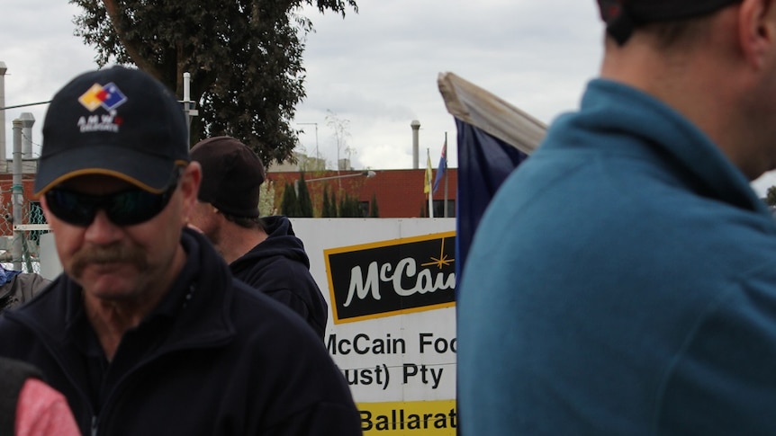 Ballarat McCain Foods workers rally outside potato production plant