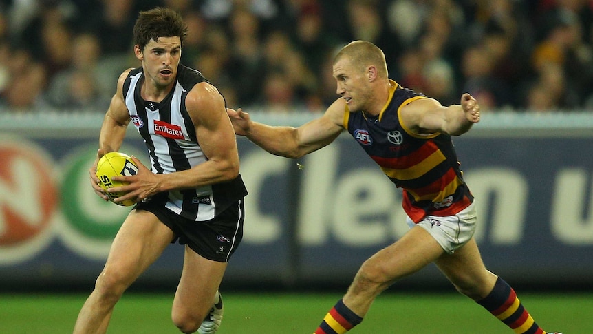 Crows' Scott Thompson tries to corral the Pies' Scott Pendlebury