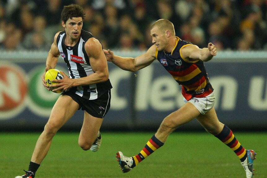 Collingwood's Scott Pendlebury runs away from the Crows' Scott Thompson at the MCG.