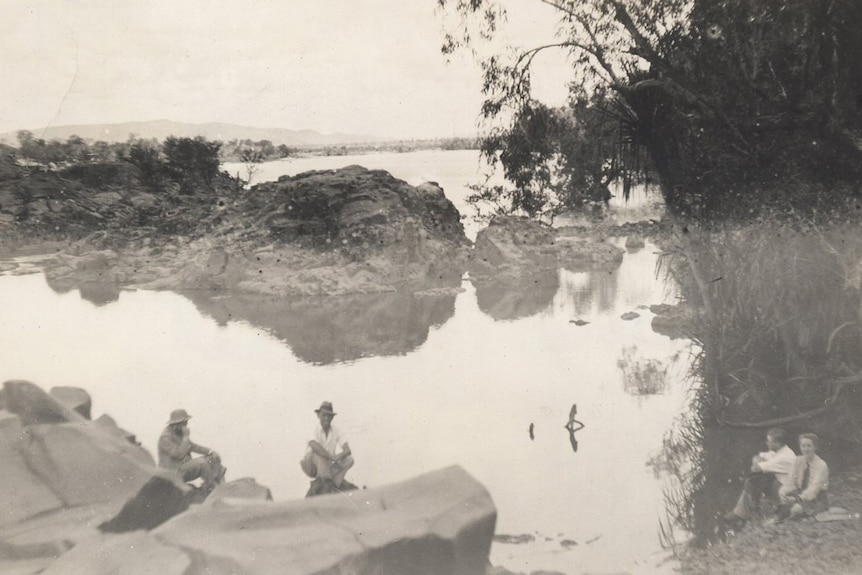 Dr Isaac Steinberg and his assistants upstream of Ivanhoe at Bandicoot Bar in 1939