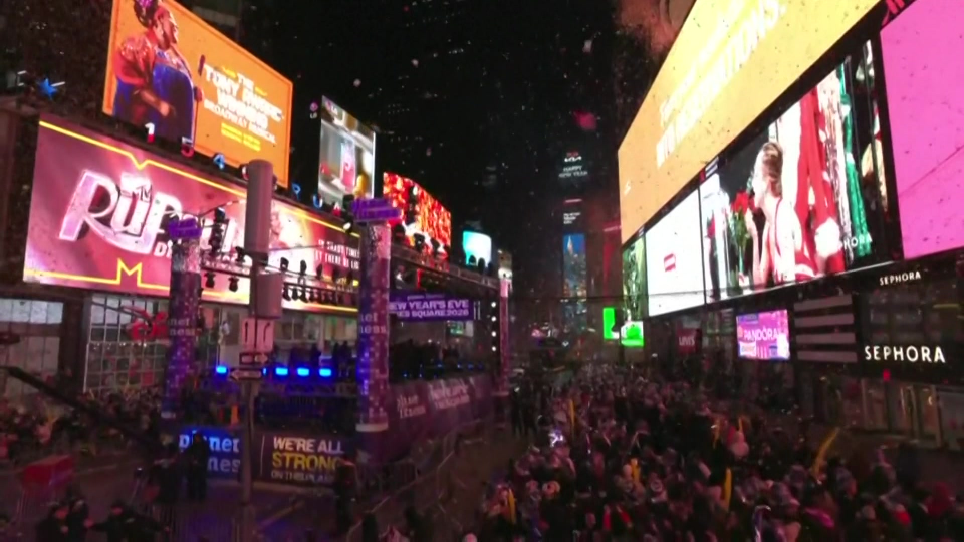 New York şehri, Times Meydanı'ndaki yılbaşı topu indirme töreniyle 2026'yı karşıladı.