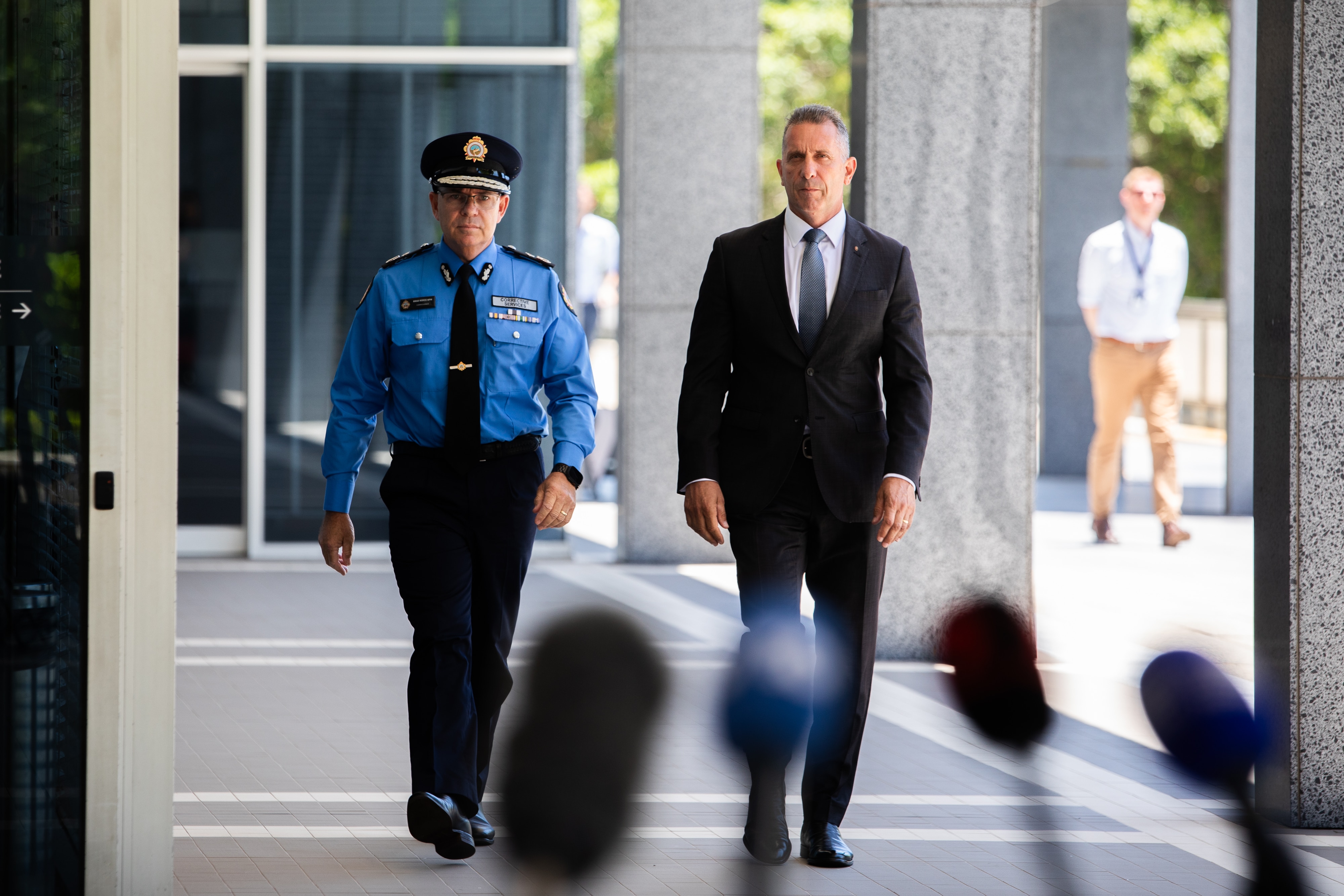 Brad Royce e Paul Papalia vão até os microfones.