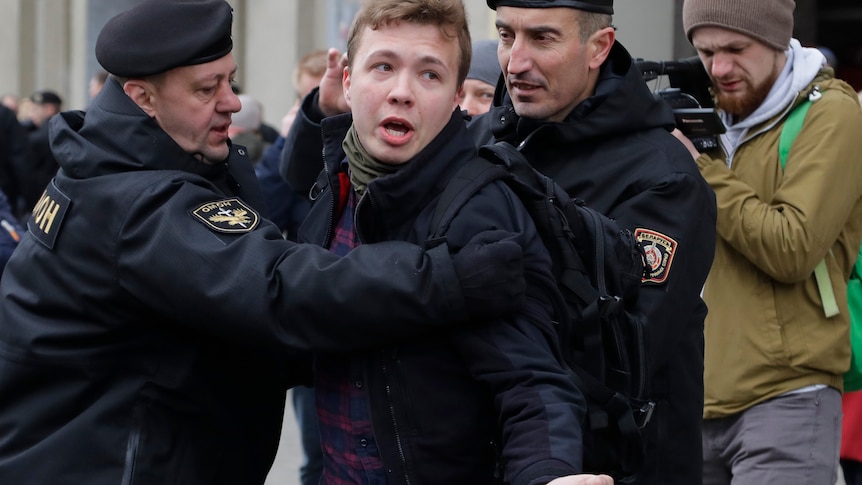 白俄罗斯警方逮捕了记者拉曼·普拉塔塞维奇（Raman Pratasevic）