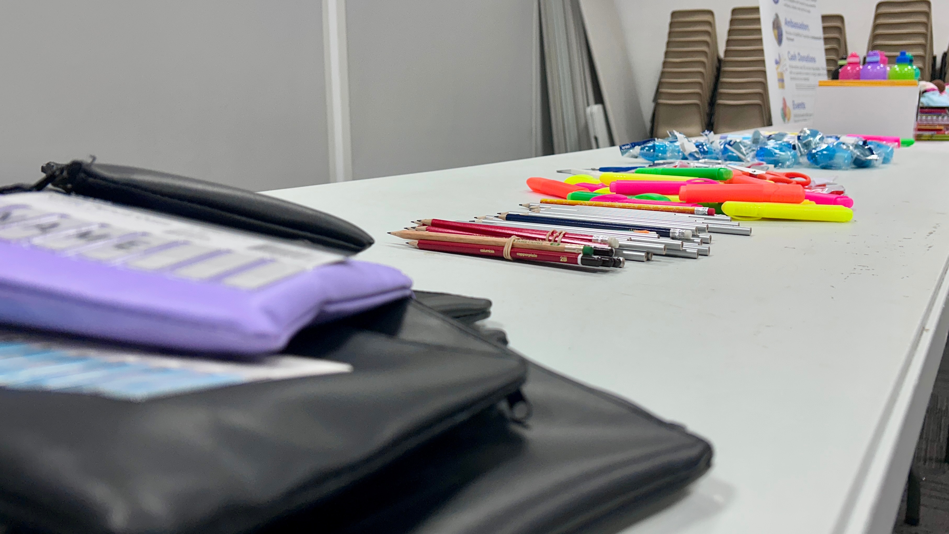 estojos de lápis e livros sobre uma mesa