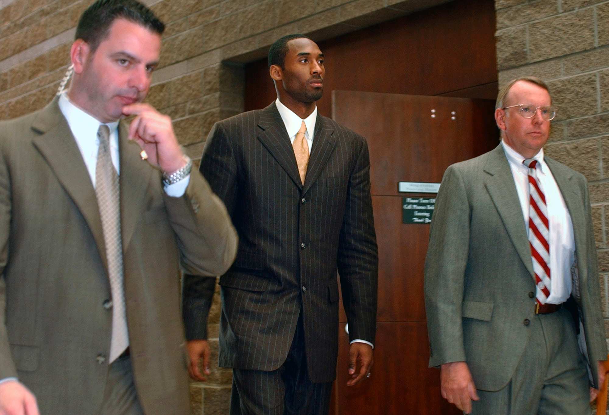 What happened in the rape claim case against NBA star Kobe Bryant that was dropped in 2004?