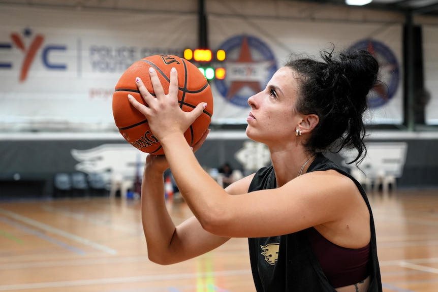 悉尼火焰队篮球运动员凡妮莎·帕诺西斯 (Vanessa Panousis) 准备投篮。