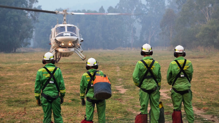 Bushfire crews fly into Harrietville to control fire