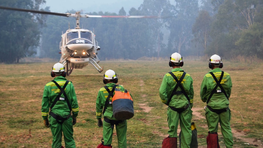 Bushfire crews fly into Harrietville