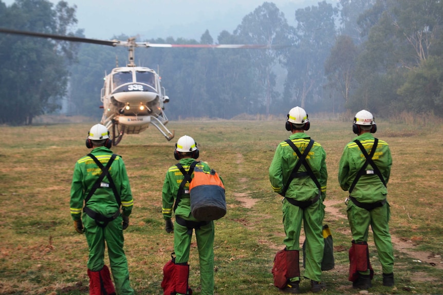 Bushfire crews fly into Harrietville