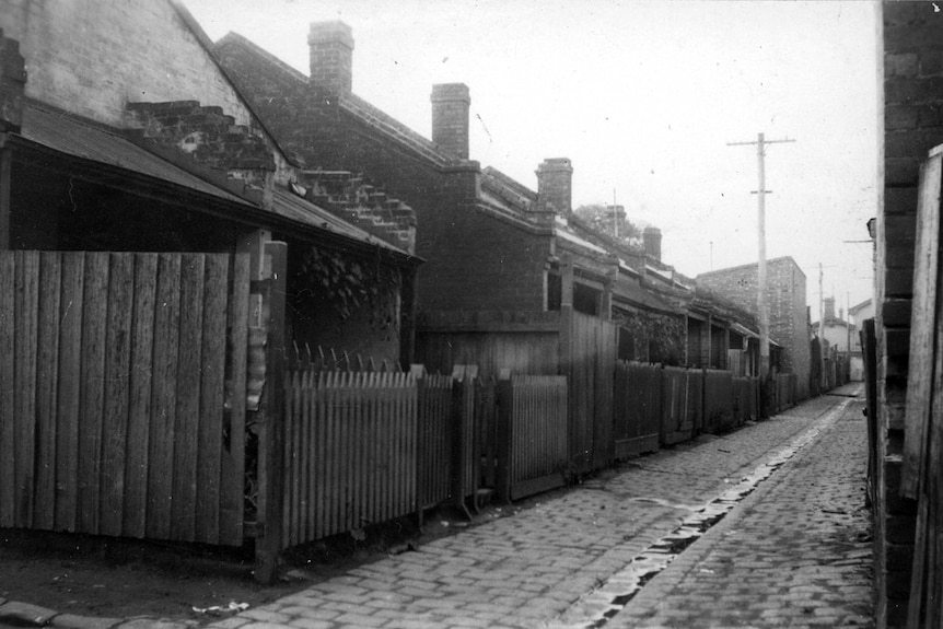 An historical photo of a row of houses in Carlton in the 1930s.