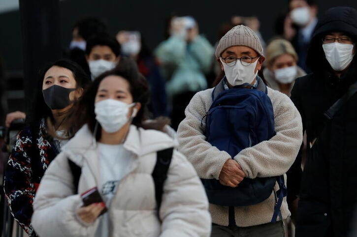 在日本，大约有 10 人戴着各种颜色的口罩走在街上。