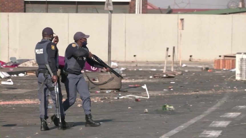 South African police fire rubber bullets at looters