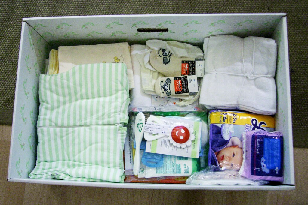 Подарок в роддом при рождении ребенка. Коробка новорожденного в москве что входит. Собянинский набор для новорожденных 2022. Подарочный набор для новорожденного от государства. Московская коробка для новорожденных.