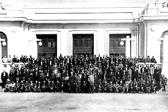 A gathering of unemployed men at Parliament House in 1930, during the Great Depression.