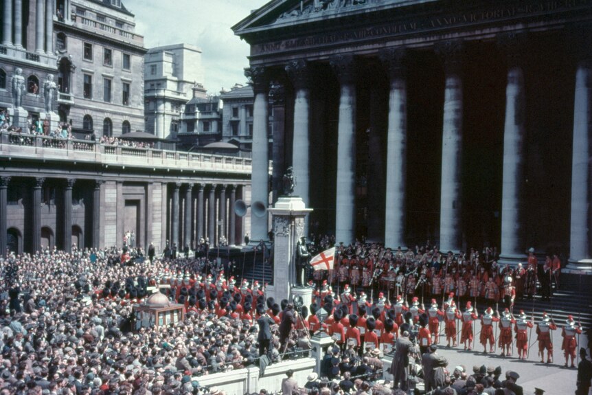Crowds on the steps of the Royal Exchange.