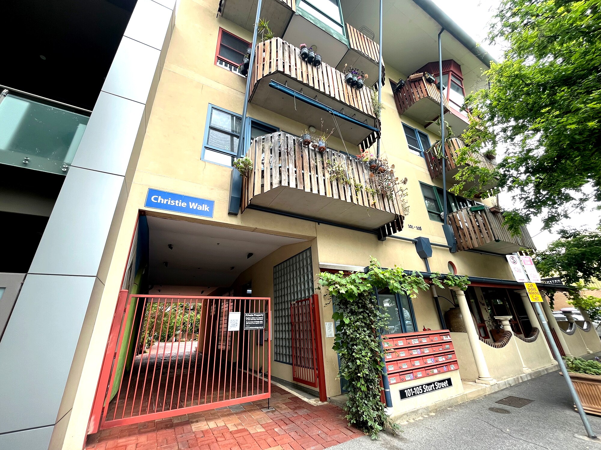 Un edificio beige de cuatro pisos.