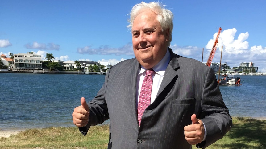 Clive Palmer gives thumbs up at a press conference