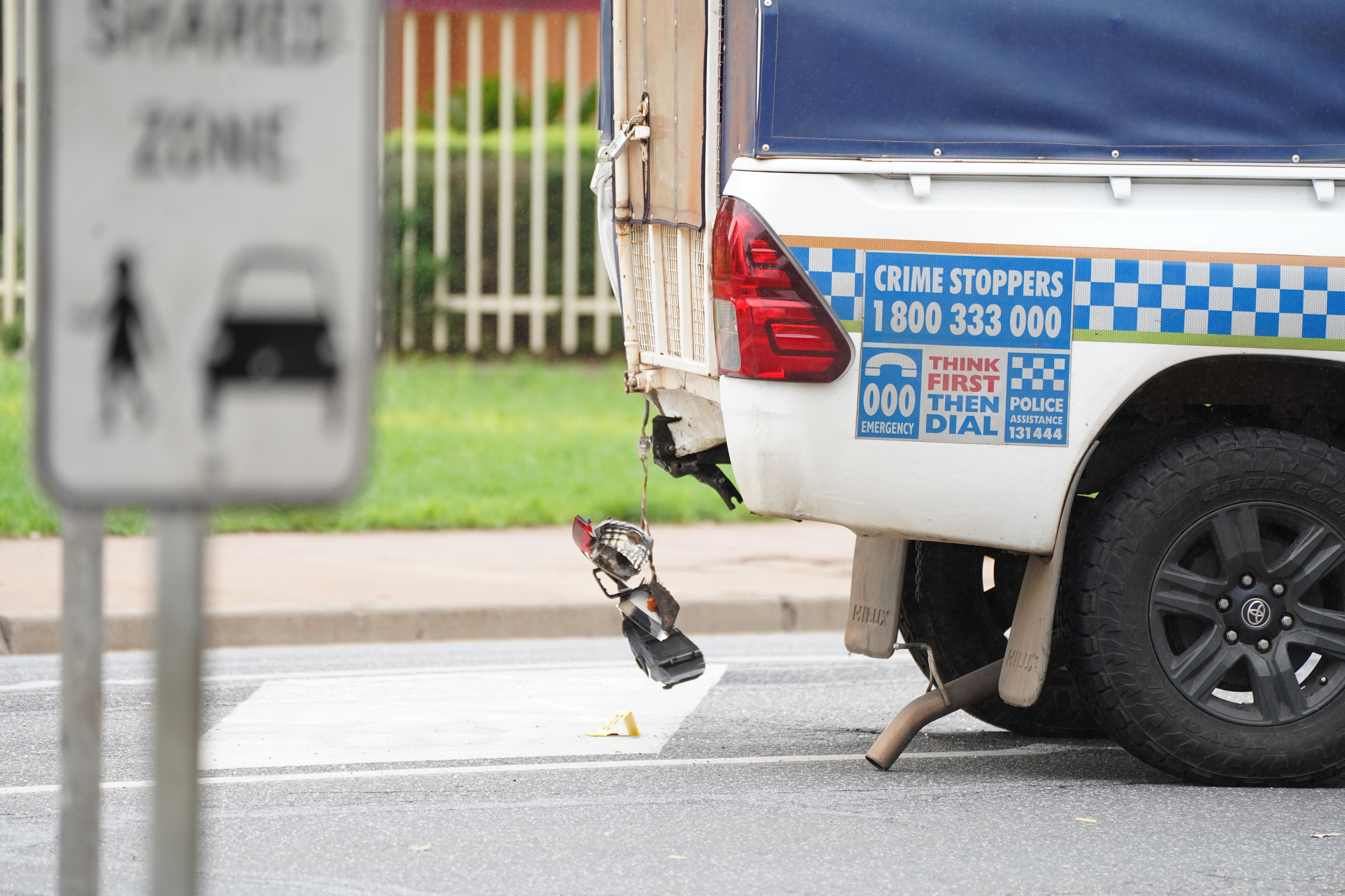 Parte de la parte trasera de un vehículo policial resultó dañada y una luz trasera rota colgaba.