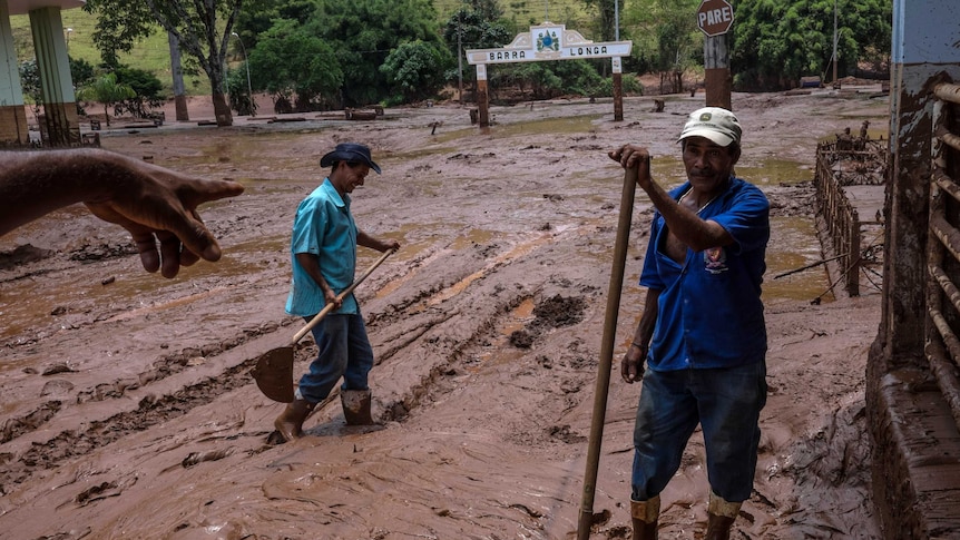 Cleaning a street of Barra Longo city of toxic mine waste