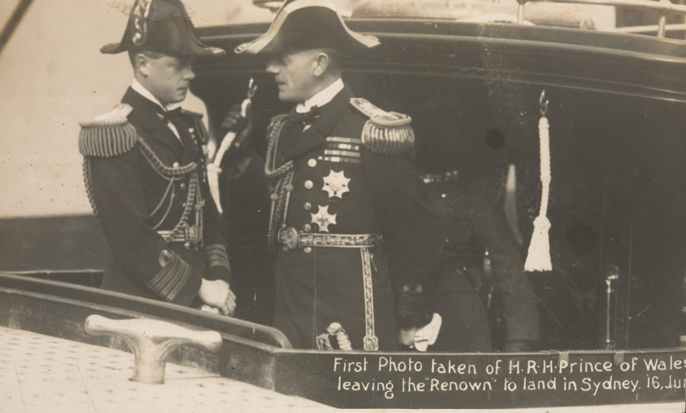 Dois homens vestidos com trajes militares se encontram em um barco.