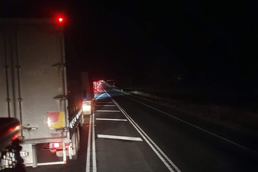 Una cola de camiones en la Carretera Occidental.