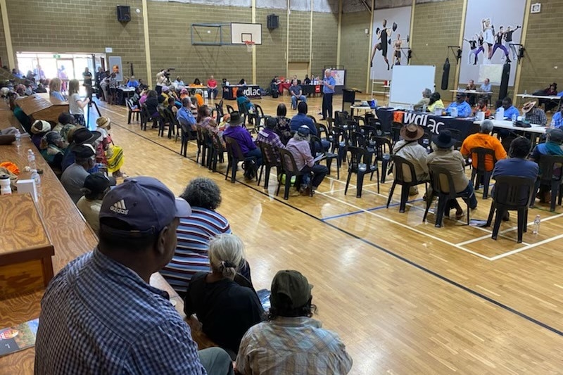 Police commissioner Chris Dawson speaking to a room of Martu in Newman.