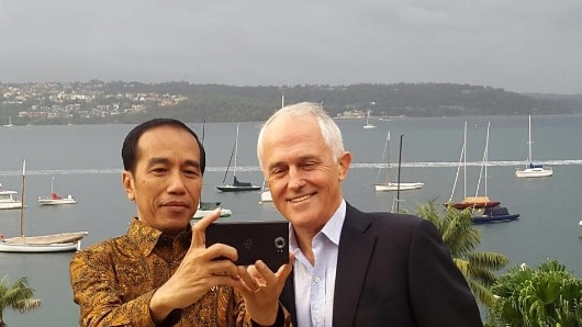 Presiden Joko Widodo melakukan selfie dengan Malcolm Turnbull ketika masih jadi PM