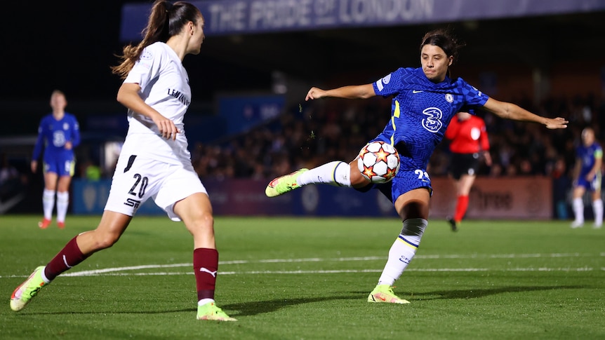 Sam Kerr shoots at goal.