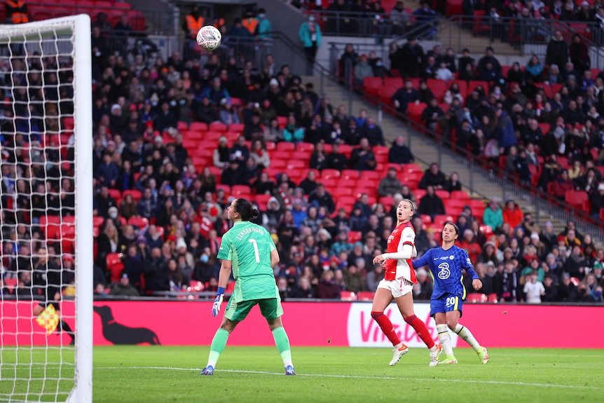 Sam Kerr shoots at goal