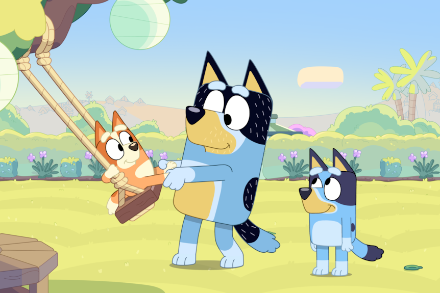 动画片Bluey中的三只狗在玩秋千