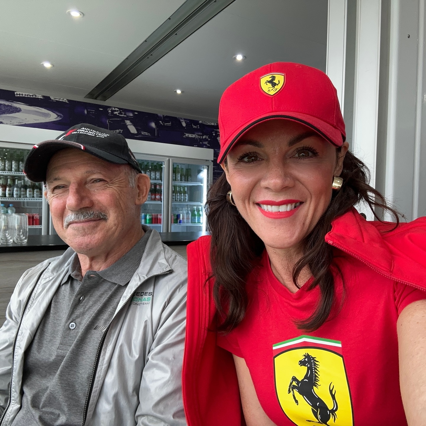 Em Rusciano, vestida con una camiseta roja de Ferrari y una gorra, está sentada junto a su padre, un italiano con bigote gris.